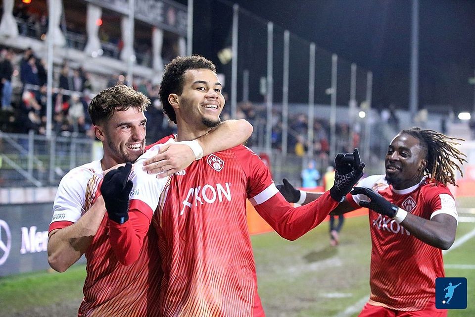 Im zweiten Anlauf klappte es: Jermain Nischalke (Mitte) hatte Glück und durfte seinen Elfmeter wiederholen, den er zunächst vergab. Der zweite Versuch saß - und die Kickers feierten einen abschließenden 1:0-Heimsieg.