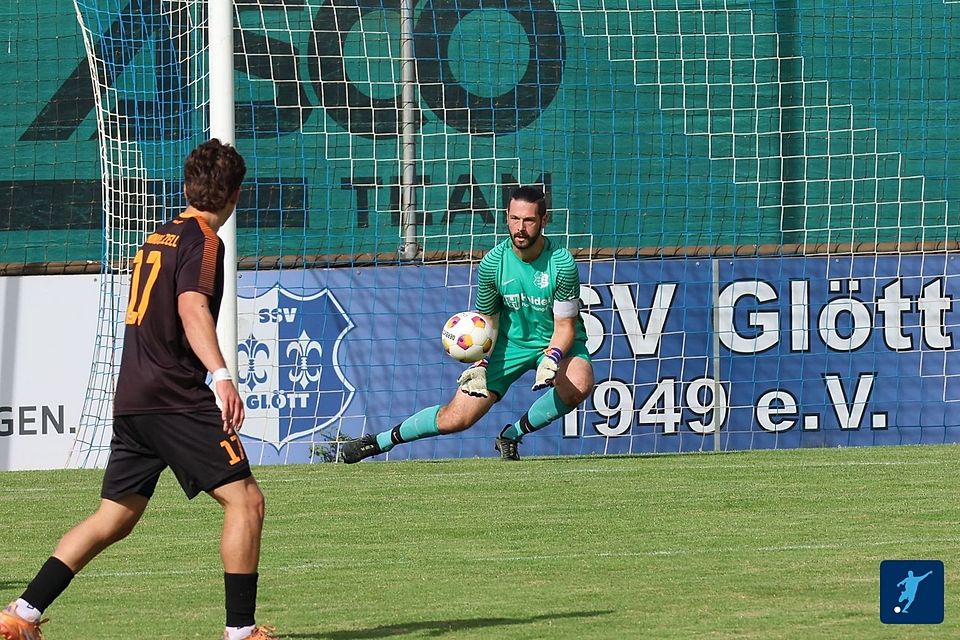 Beim Spiel SSV Glött gegen den SV Mindelzell fielen die meisten Tore, Keeper Dominik Trenker (am Ball) hatte dabei viel zu tun 