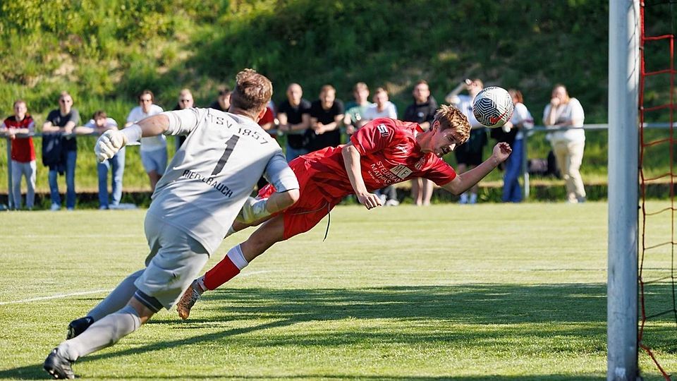 Für Aufsteiger TSV Waldershof (in Rot) zählt im „Haifischbecken Bezirksliga“ natürlich in erster Linie der Klassenerhalt.