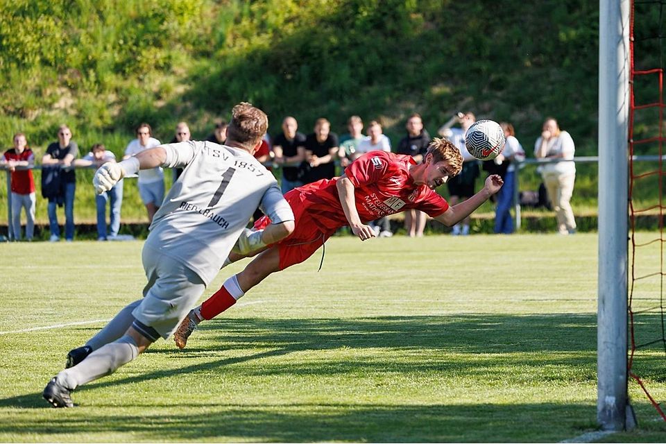 Für Aufsteiger TSV Waldershof (in Rot) zählt im „Haifischbecken Bezirksliga“ natürlich in erster Linie der Klassenerhalt.