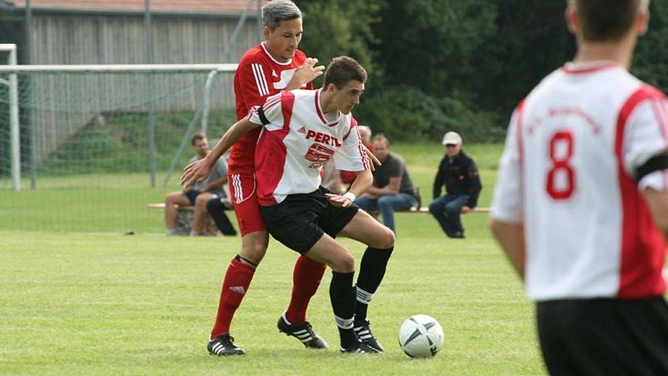 F: Torsten Ertl Maximilian Mies (links, rotes Trikot) gewann mit Pirkensee- Ponholz verdient mit 2:0 gegen Arnschwang