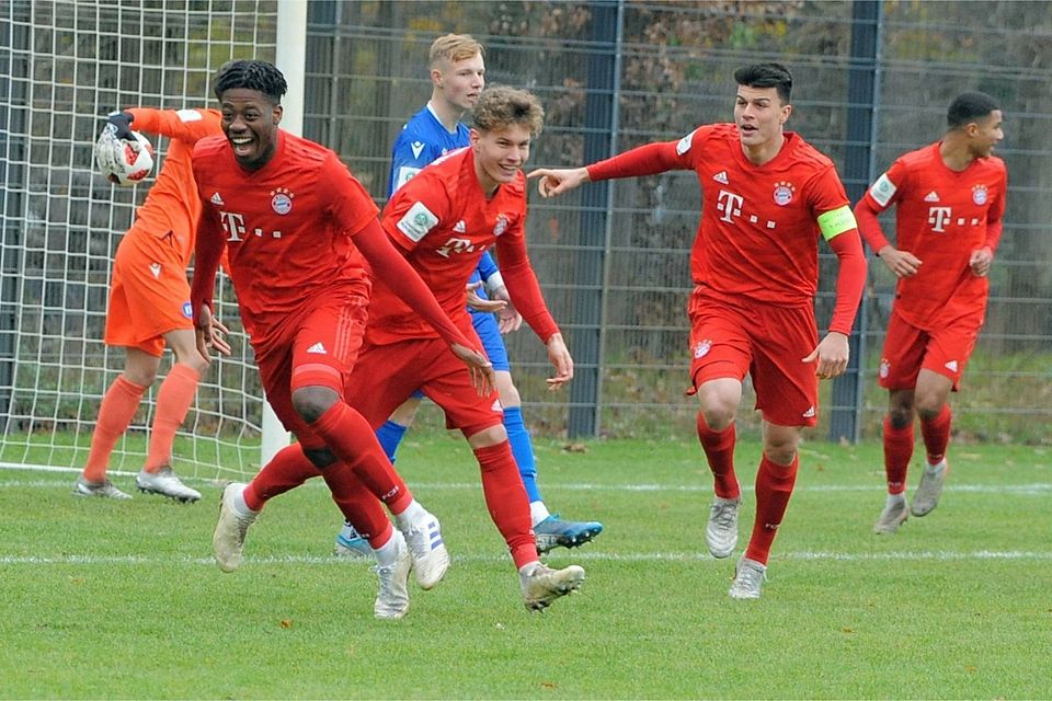 Hochveranlagte Spieler wie Bright Arrey-Mbi (l.) überspringen öfter die U19 und spielen schon mit jungen Jahren im Herrenbereich, beim FC Bayern zumeist in der 3. Liga bei der zweiten Mannschaft.