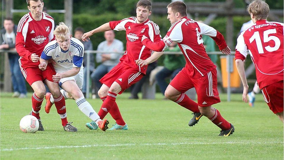 Kein Durchkommen für den SV Hohentengen am Fraitageband in Neufra. Mit dem 4:0-Erfolg macht der FVN einen Riesenschritt in Richtung Titel, hat bei zwei noch ausstehenden Spielen sechs Punkte und 25 Tore Vorsprung.  Foto: Thomas Warnack