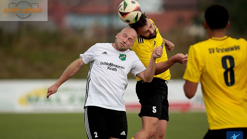 Packendes Kopfballduell zwischen dem Reuther Spielertrainer Tom Wildenauer (links) und dem Grafenwöhrer Kapitän Marcel Pfab (rechts). Die Garnisonsstädter nahmen mit einem 3:0 alle zu vergebenden Punkte aus Premenreuth mit und sind damit Verfolger Nummer 1 des Spitzenduos.