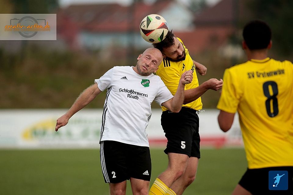 Packendes Kopfballduell zwischen dem Reuther Spielertrainer Tom Wildenauer (links) und dem Grafenwöhrer Kapitän Marcel Pfab (rechts). Die Garnisonsstädter nahmen mit einem 3:0 alle zu vergebenden Punkte aus Premenreuth mit und sind damit Verfolger Nummer 1 des Spitzenduos.