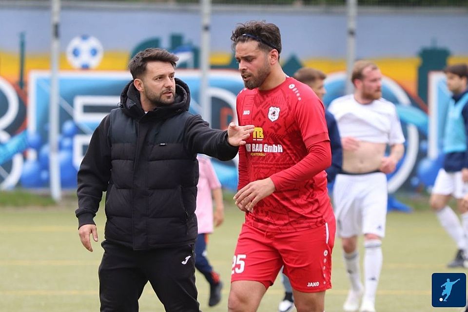 Arber Shuleta (links) präsentiert neuen Coach