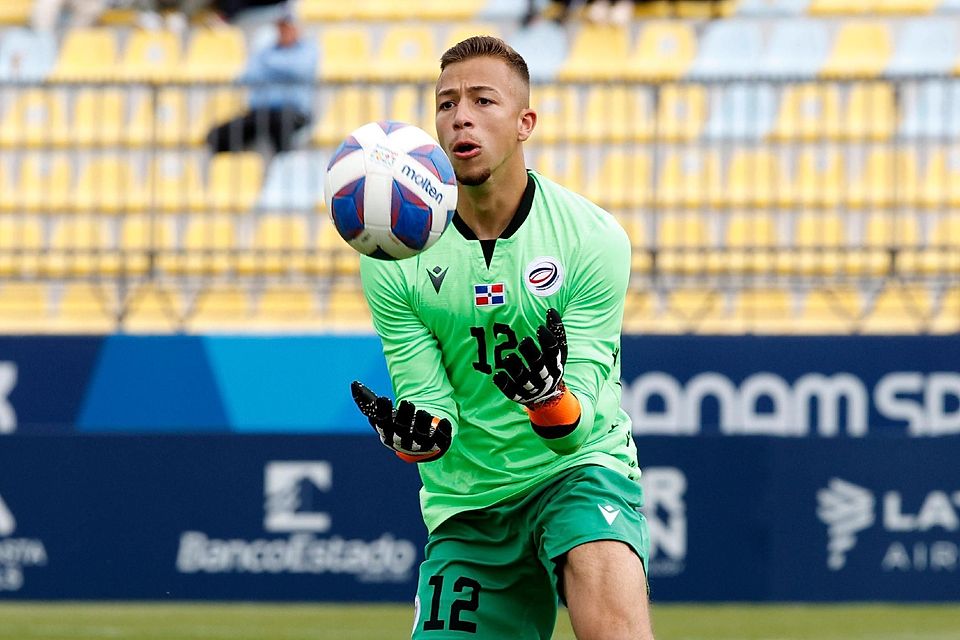 Torwart Enrique Bösl vom FC Ingolstadt kämpft um einen Stammplatz im Tor der Dominikanischen Republik bei Olympia. Torwart Enrique Bösl vom FC Ingolstadt kämpft um einen Stammplatz im Tor der Dominikanischen Republik bei Olympia.