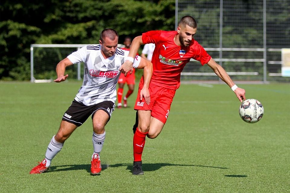 Alban Jashari für Inter Türkspor Kiel in der Oberliga unterwegs gegen Tim Vogel (Preußen Reinfeld).