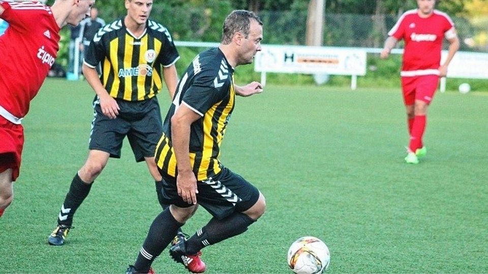 Mit schnellem Antritt setzt sich André Buck (TSV Neustadt mit dem Ball am Fuß von seinem Gegenspieler ab.Hirseland (2)