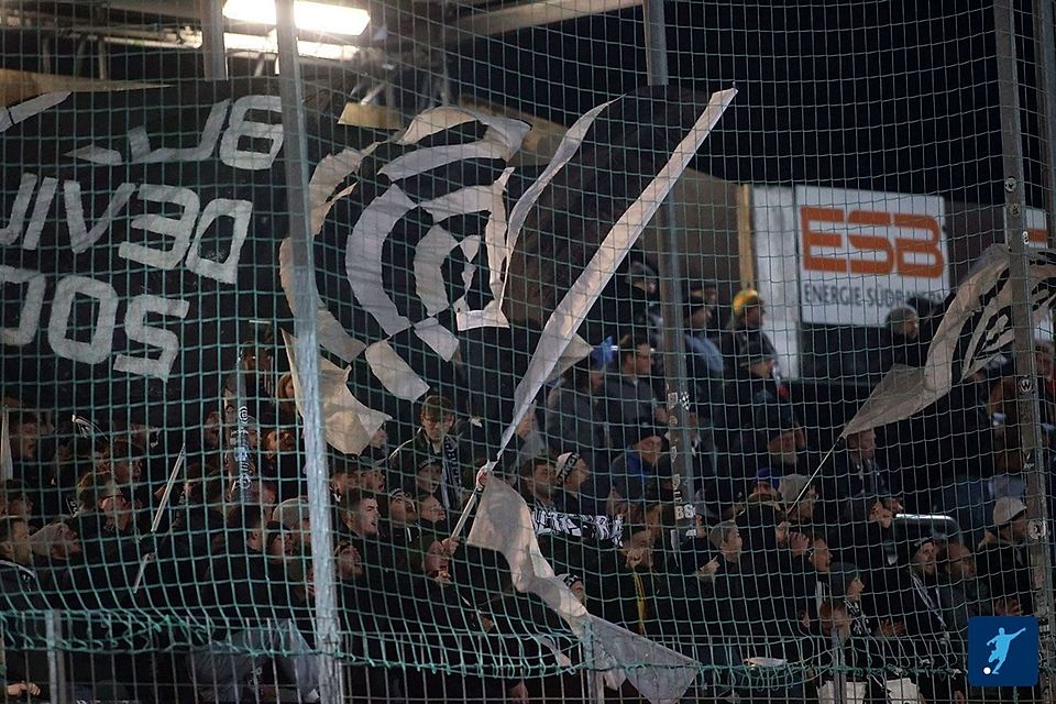 Die Fans des SV Wacker beim Heimspiel gegen Buchbach. Ob ihr Klub vor Gericht zieht, soll sich in Kürze klären.
