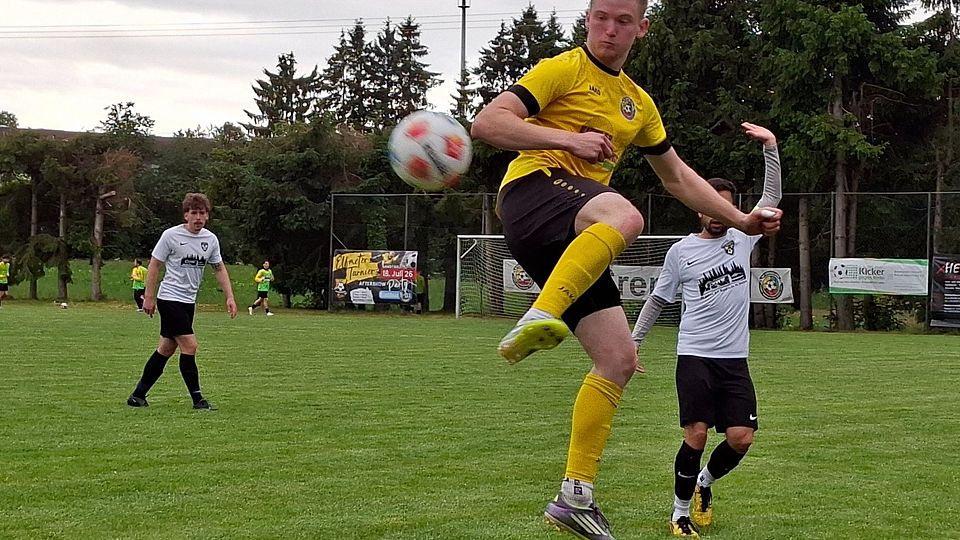 Spielerisch war die SG Grenzland den Gästen aus Dörbach unterlegen. Mit viel Kampfgeist machten sie das wie hier Andreas Michels (vorne) aber wett und kamen so noch zu einem Remis. 