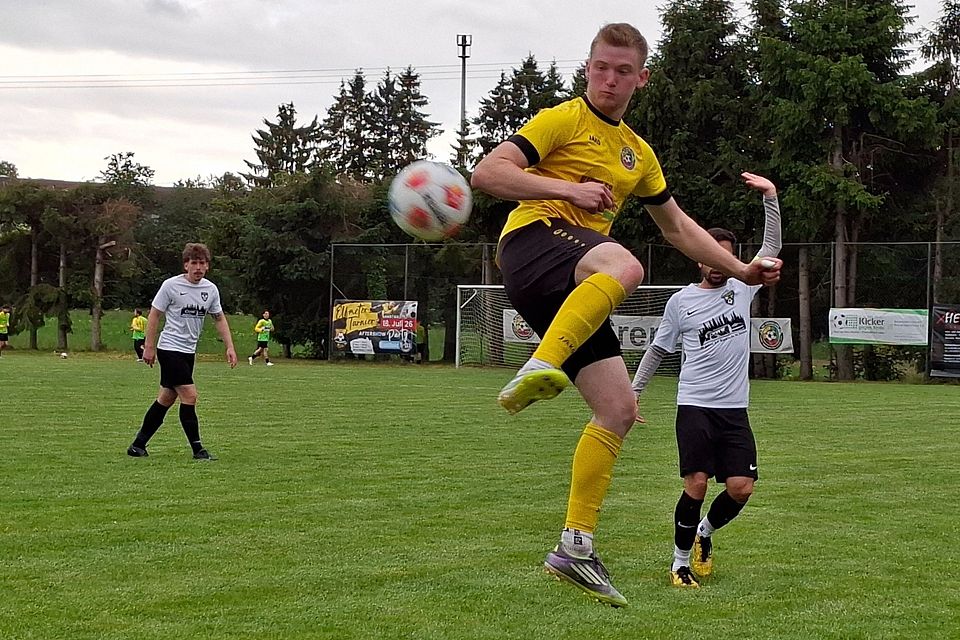 Spielerisch war die SG Grenzland den Gästen aus Dörbach unterlegen. Mit viel Kampfgeist machten sie das wie hier Andreas Michels (vorne) aber wett und kamen so noch zu einem Remis. Spielerisch war die SG Grenzland den Gästen aus Dörbach unterlegen. Mit viel Kampfgeist machten sie das wie hier Andreas Michels (vorne) aber wett und kamen so noch zu einem Remis.