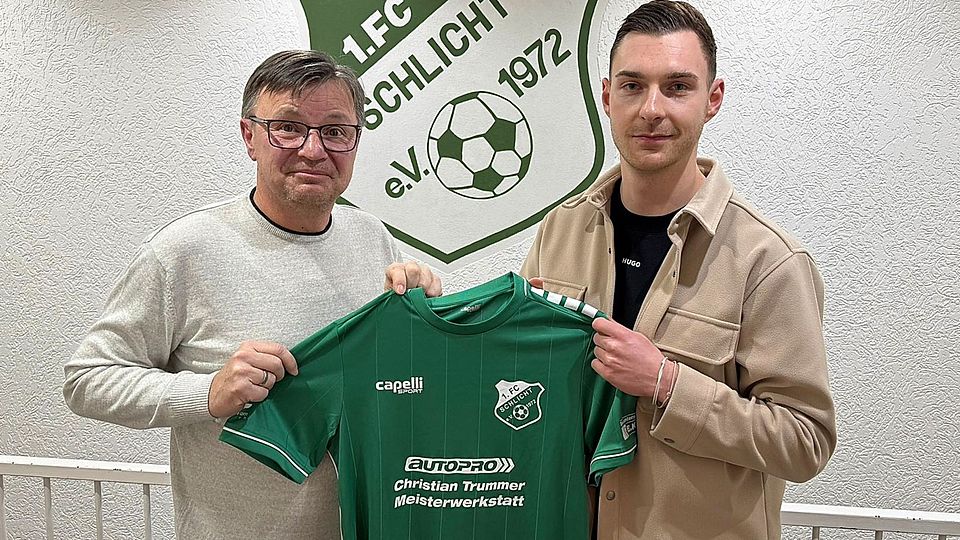 Martin Popp (rechts) wird vom 1.FC Schlicht als erster Sommerneuzugang vorgestellt.