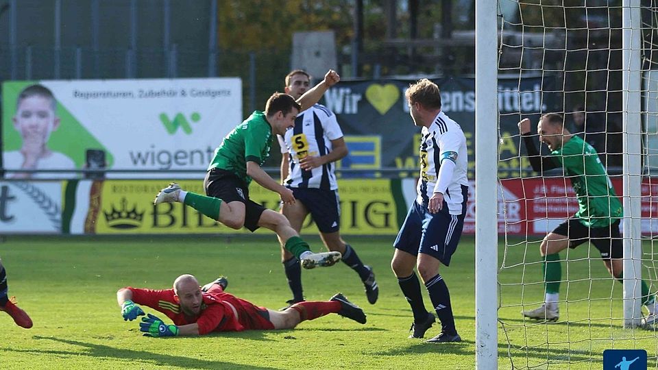 FCR-Torjäger Florian Holfelder (Mitte, in Grün-Schwarz) hat eben zum 1:0 eingeschossen. Aus 1. FC Rieden gegen SV Raigering 6:1.