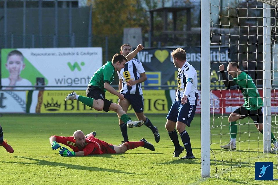 FCR-Torjäger Florian Holfelder (Mitte, in Grün-Schwarz) hat eben zum 1:0 eingeschossen. Aus 1. FC Rieden gegen SV Raigering 6:1. FCR-Torjäger Florian Holfelder (Mitte, in Grün-Schwarz) hat eben zum 1:0 eingeschossen. Aus 1. FC Rieden gegen SV Raigering 6:1.