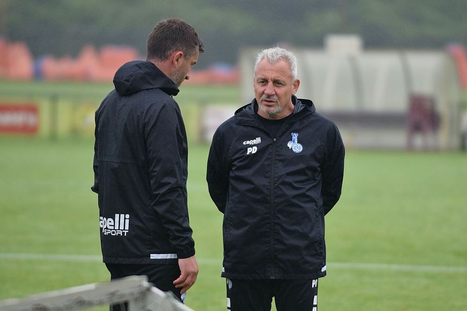 MSV-Trainer Pavel Dotchev bespricht sich mit seinem Co Branimir Bajic.