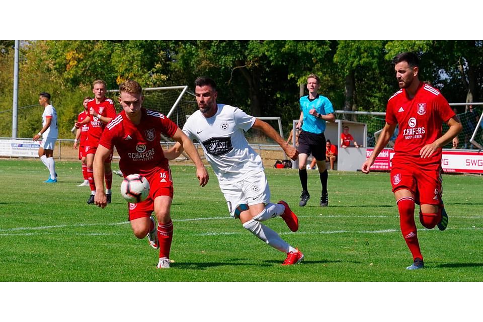  Nachwuchsabteilungsleiter Gino Parson (M.) läuft beim Jubiläumsspiel in Hungen für den FC Gießen auf und trifft beim 6:1-Sieg doppelt. (© Peter Froese) 