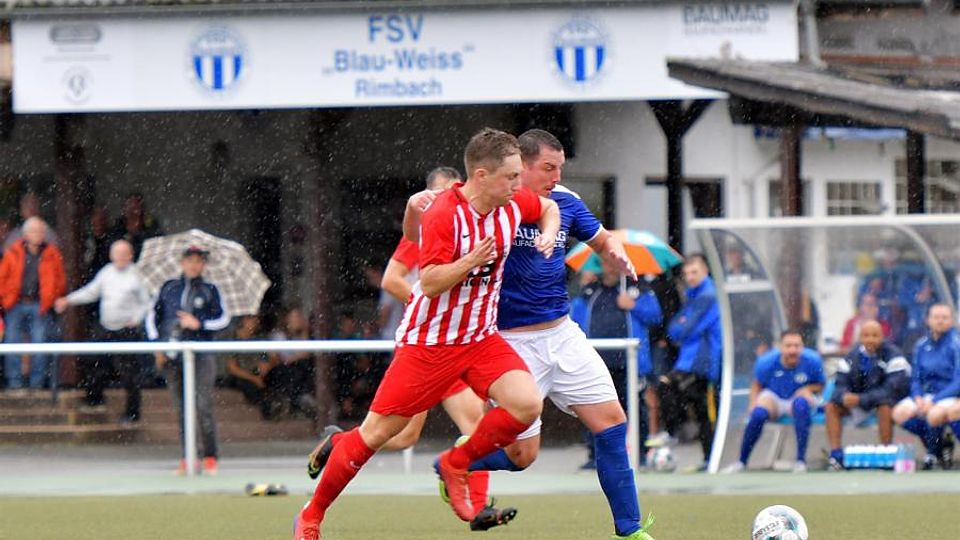Ohne Timon Neubert (links, gegen Rimbachs Amir Duric), der künftig kürzer tritt, geht die SG Auerbach/Bensheim II in die neue Saison. Mit insgesamt 22 Spielern ist der Kader der Bergsträßer nicht allzu üppig bestückt