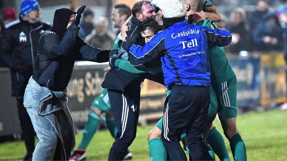 Zum Ende der Hinserie gab es am Pampower Gartenweg noch einmal ein echtes Highlight zu bejubeln: Stürmer Ronny Rieling, von seinen Mitspielern umringt, traf im Spitzenspiel gegen Liga-Favorit Greifswald zum entscheidenden 1:0. Dietmar Albrecht