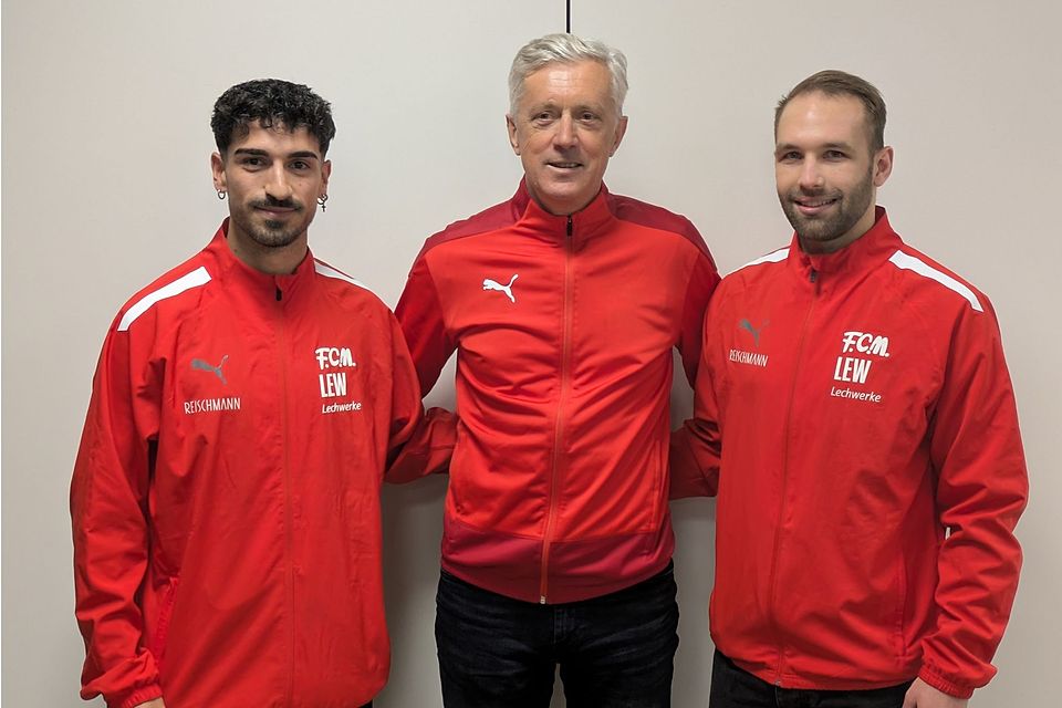 Im Bild der Sportliche Leiter des FC Memmingen Esad Kahric (Mitte) mit den Neuzugängen Marcello Barbera (links) und Kim-Bryan Paschek (rechts).