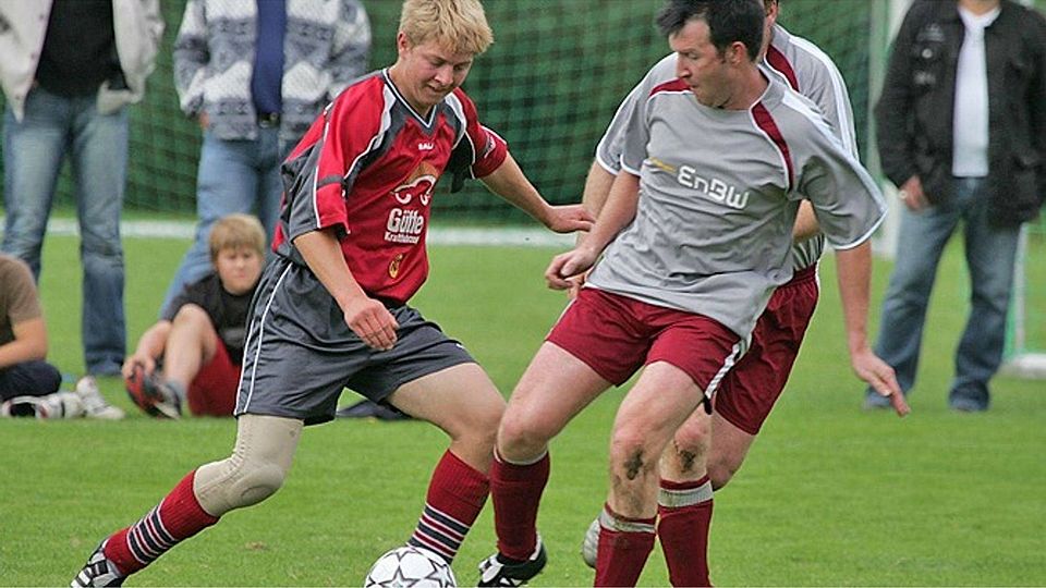 Vor rund zehn Jahren standen sich der TSV Zusamzell-Hegnenbach (links Christian Rau) und der FC Reutern (rechts Dietmar Glenk) noch auf dem Spielfeld gegenüber. Jetzt wollen die beiden Vereine eine Koalition eingehen.  Archivfoto: Andreas Lode
