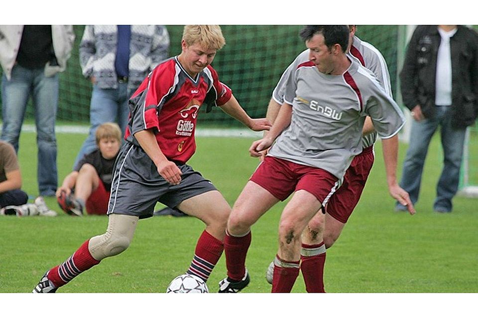 Vor rund zehn Jahren standen sich der TSV Zusamzell-Hegnenbach (links Christian Rau) und der FC Reutern (rechts Dietmar Glenk) noch auf dem Spielfeld gegenüber. Jetzt wollen die beiden Vereine eine Koalition eingehen.  Archivfoto: Andreas Lode