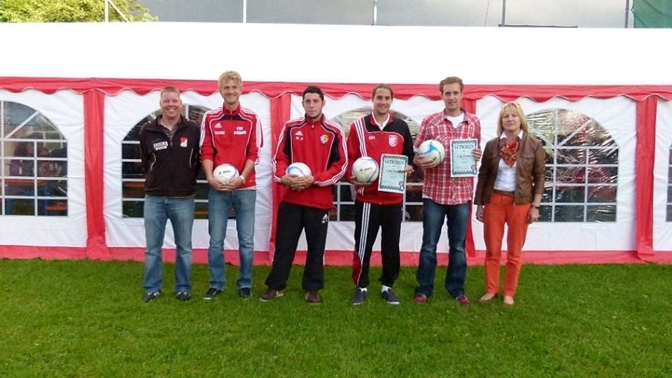 Die teilnehmenden Mannschaften mit Abteilungsleiter Markus Lolacher (links) und Annemarie Bücherl (rechts)   Foto: Thomas Nerf