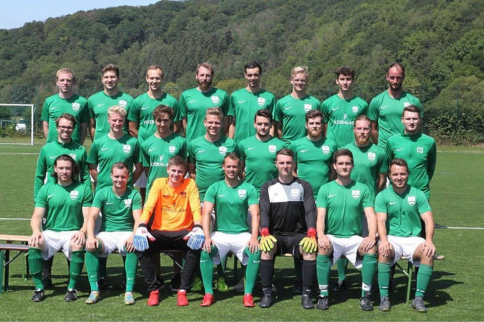Gekommen, um zu bleiben: Henri Hauser (hinten, von links), Yannick Krings, Daniel Lerch, Max Narjes, Fabian Rudolph, Wichard Sieling, Nick Kocem, Benjamin Müller, Trainer Sascha Harnischmacher (Mitte, von links), Björn Wiemann, Lennart Reschke, Kilian Sieling, Max Gnacke, Jens Fußhöller, Lucas Studt, Athletiktrainer Christian Stobbe, Max Moser (vorne, von links), Markus Hühnerberg, Michael Müller, Jörg Zaigler, Florian Börsch, Spielertrainer Jannick Schade und Marcel Fox vom SV Allner-Bödingen. Foto: Bröhl