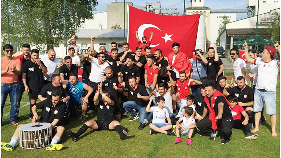 Zweiter Aufstieg in Folge: Türk Spor Ichenhausen hat allen Grund zum Feiern.
