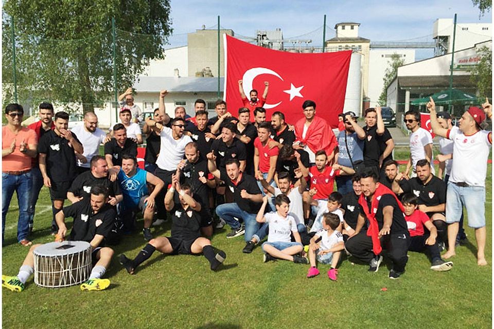 Zweiter Aufstieg in Folge: Türk Spor Ichenhausen hat allen Grund zum Feiern.