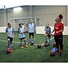 Gebannt lauschen die Mädchen im Fußballcamp in Schmiden Nadine Keßler: der Weltfußballerin 2014. Eva Herschmann
