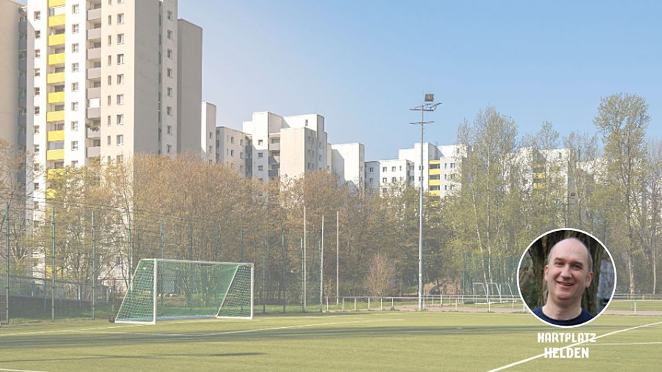 Fußballfeld und Hochhäuser im Wohngebiet Märkisches Viertel in Berlin Reinickendorf, Berlin