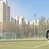 Fußballfeld und Hochhäuser im Wohngebiet Märkisches Viertel in Berlin Reinickendorf, Berlin