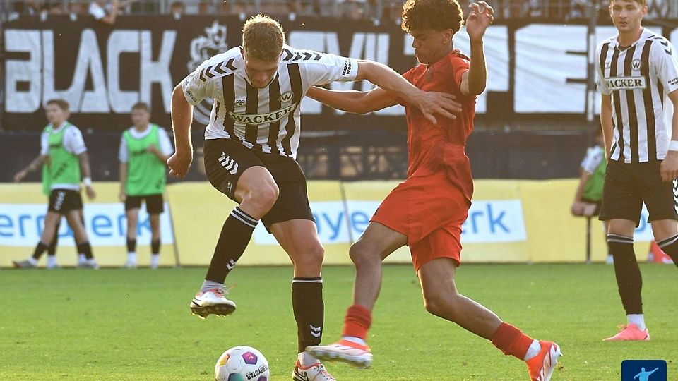 Der FC Bayern hat Adam Aznou (in rot, hier in der Regionalliga im Einsatz gegen den SV Wacker) nach Spanien verliehen.