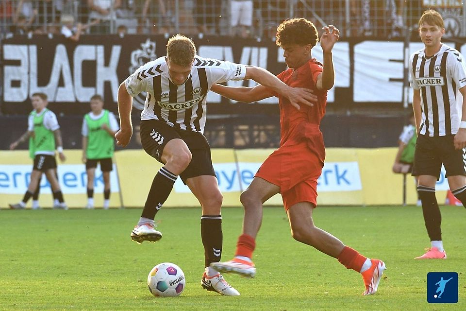 Der FC Bayern hat Adam Aznou (in rot, hier in der Regionalliga im Einsatz gegen den SV Wacker) nach Spanien verliehen.