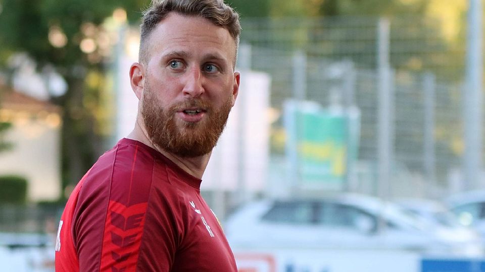 Erstaunter Blick zurück: FCU-Trainer Andreas Faber sieht den stärker erwarteten SV Pullach hinter sich.