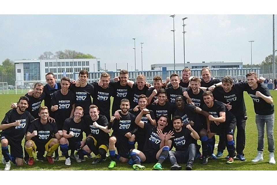 Helden in neuen Shirts: Die U19-Fußballer des SC Paderborn feierten am Sonntag den vorzeitigen Aufstieg in die U19-Bundesliga. Chefcoach Florian Fulland (hinten l.) und Co-Trainer Torsten „Totze“ Becker (hinten, 3. v. r.) sind entsprechend stolz auf ihre Schützlinge.