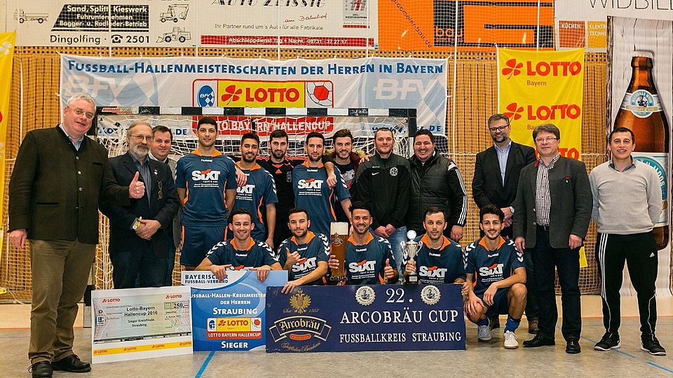 Die Siegermannschaft des SV Türk Gücü Straubing bekam direkt im Anschluss an das Finale den Pokal überreicht. F.:Becherer