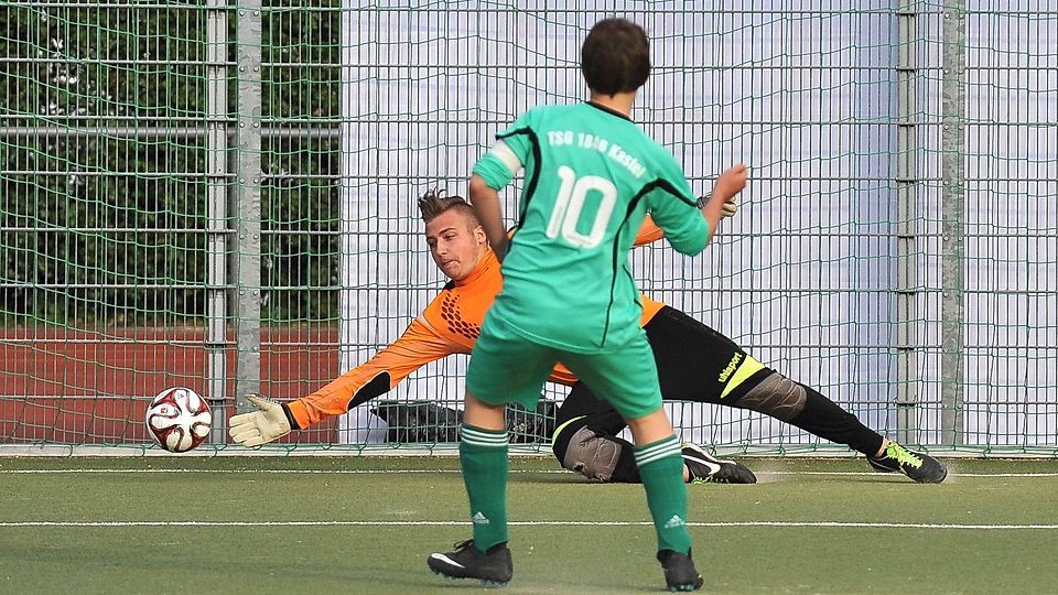 Vergeblich gestreckt: Klarenthals Torhüter Adrian Boxhorn taucht ab, kann aber den Treffer des Kastelers Daniel Hock zum zwischenzeitlichen 1:1 im Elfmeterschießen nicht verhindern. 	Foto: rscp / Tom Klein