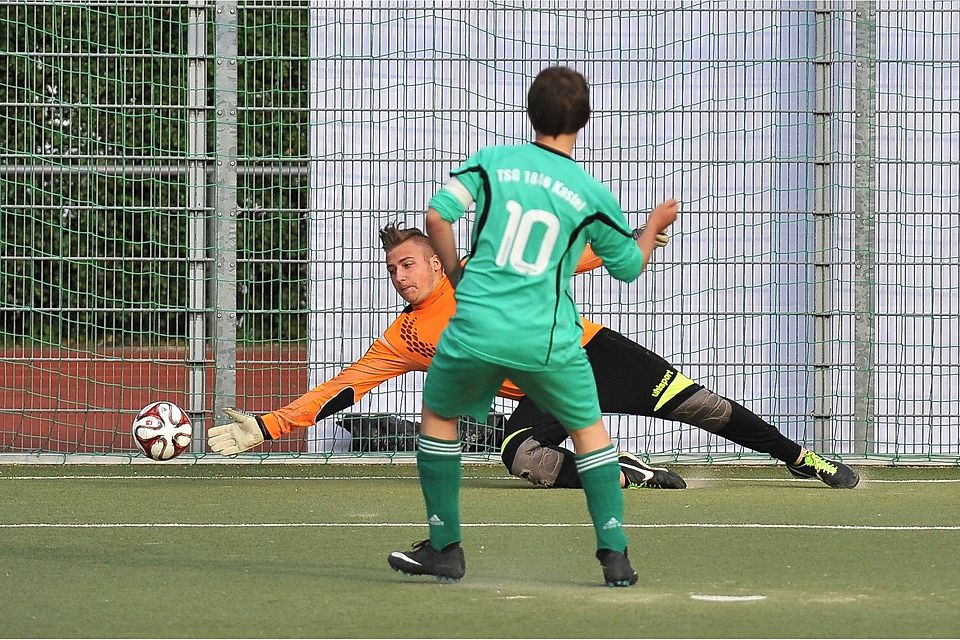 Vergeblich gestreckt: Klarenthals Torhüter Adrian Boxhorn taucht ab, kann aber den Treffer des Kastelers Daniel Hock zum zwischenzeitlichen 1:1 im Elfmeterschießen nicht verhindern. 	Foto: rscp / Tom Klein