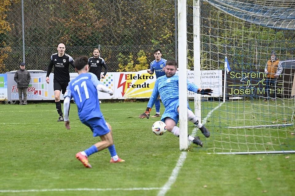 Scheppachs Keeper Kevin Weichler (rechts) konnte diese Chance des Ziemetshausers Lorik Mataj noch vereiteln.