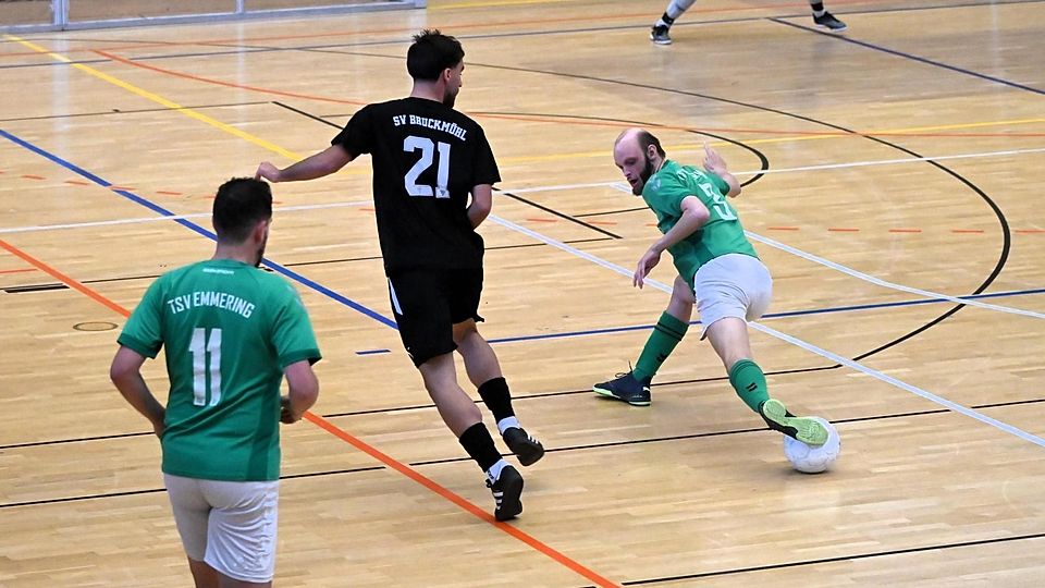 Ein langes Bein kann auch mal helfen: So wie hier bei Emmerings Florian Brandl (r.) im Vorrundenspiel des Sparkassenpokals gegen Bruckmühls Genti Krasniqi.