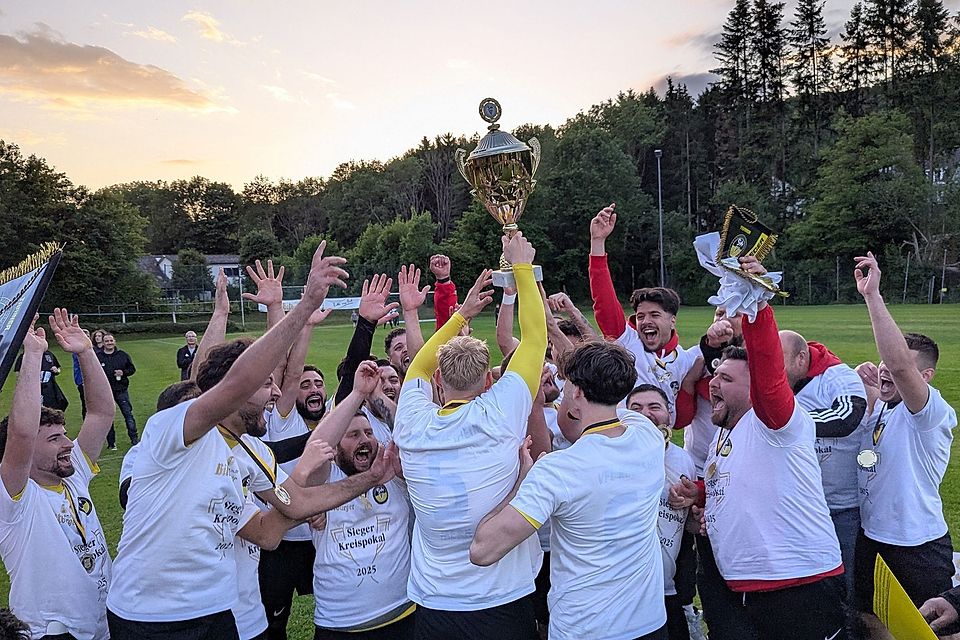 Da ist das Dinge: Die Rüdesheimer feiern den Kreispokal. Da ist das Dinge: Die Rüdesheimer feiern den Kreispokal.