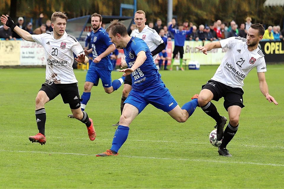 Im Hinspiel behielt Luhe-Wildenau (in Weiß) vor rund 900 Zuschauern mit 3:0 die Oberhand.