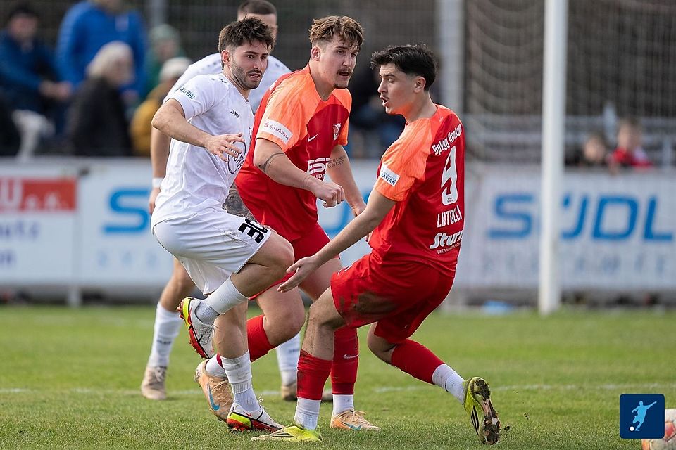 Physisch stark und kaltschnäuzig im Abschluss: Andreas Wagner (Mitte) behauptet den Ball gegen die Defensive der gegnerischen Mannschaften.