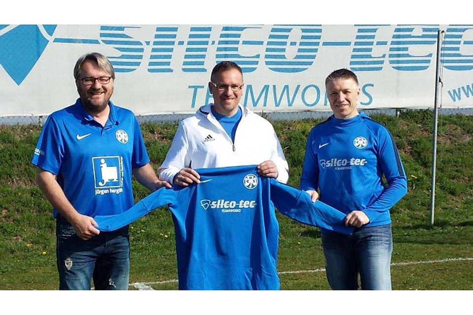 Abteilungsleiter Peter Aust (links) und Christian Seiler (rechts, Mitglied der Abteilungsleitung Fußball) können Markus Zengerle als künftigen BCS-Coach präsentieren.   F.: Andrea Seiler