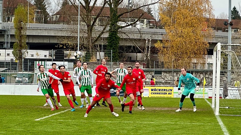 Strafraumaction beim Spiel Red Star 2 gegen den FC Wollishofen.