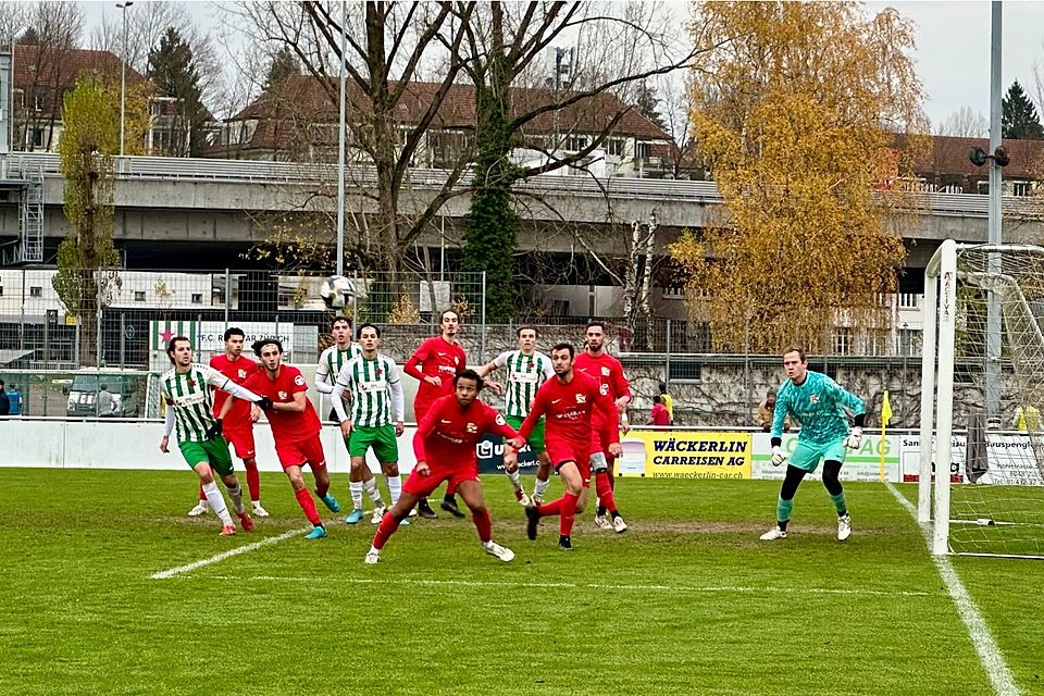 Strafraumaction beim Spiel Red Star 2 gegen den FC Wollishofen.
