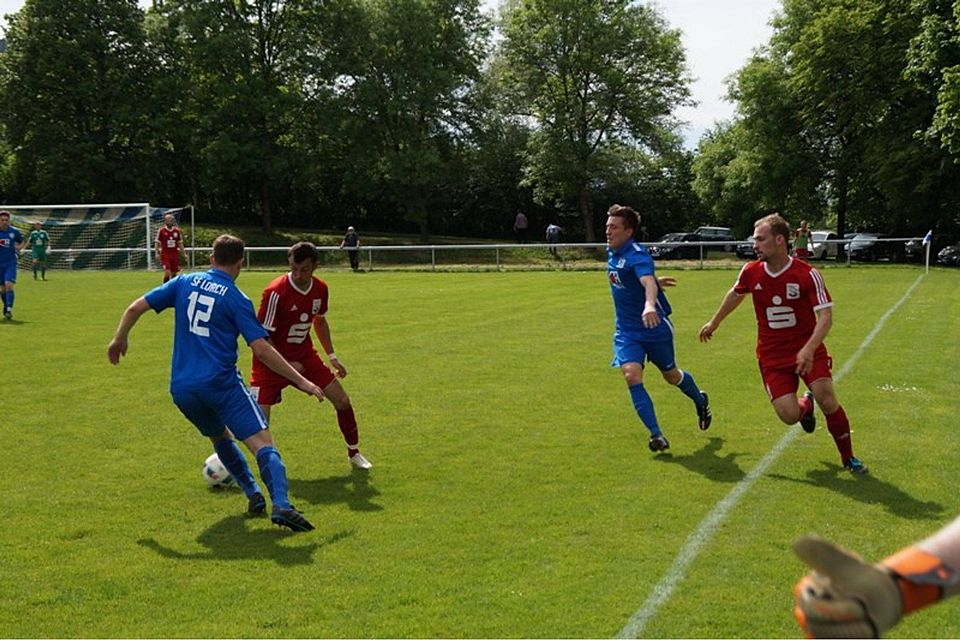 Die Sportfreunde Lorch (blaue Trikots) spielen auf in der nächstne Saison wieder in der Bezirksliga.  F: Weiszhar