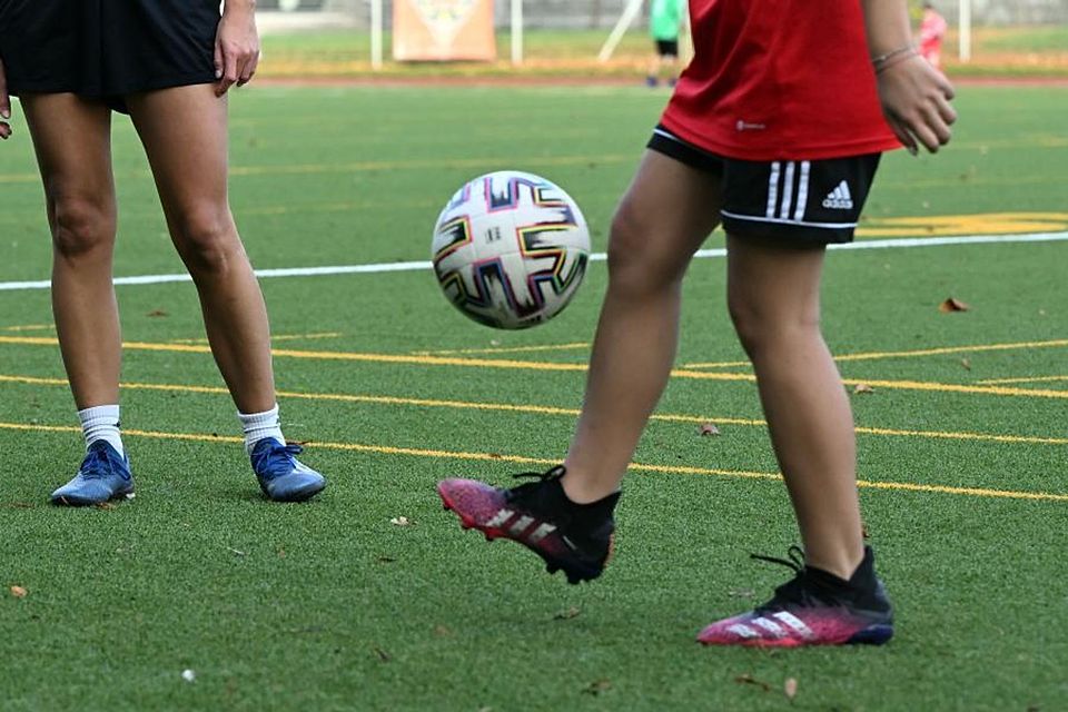 Ein Mädchen jongliert auf dem Fußballplatz mit dem Ball. Im Kreis Groß-Gerau gibt es mehrere Jugendteams, die für Nachwuchs bei den Fußballerinnen sorgen. (Symbolbild)	Foto: picture alliance